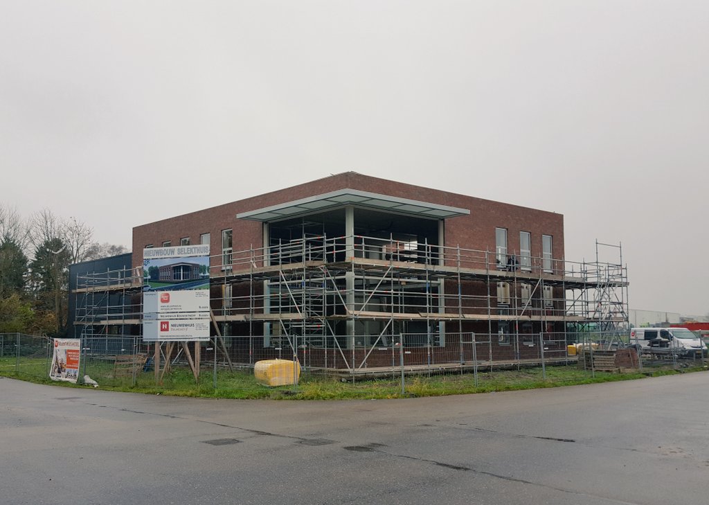 abkkr's tweet photo. Het steiger laten we zakken! We zijn benieuwd naar het 'gezicht' van deze gevel..😉 @nieuwenhuisbouw bouwt voor onze collega's van @SelektHuis_bv . #duurzaam #gasloosbouwen https://t.co/A8NbdDRYnw