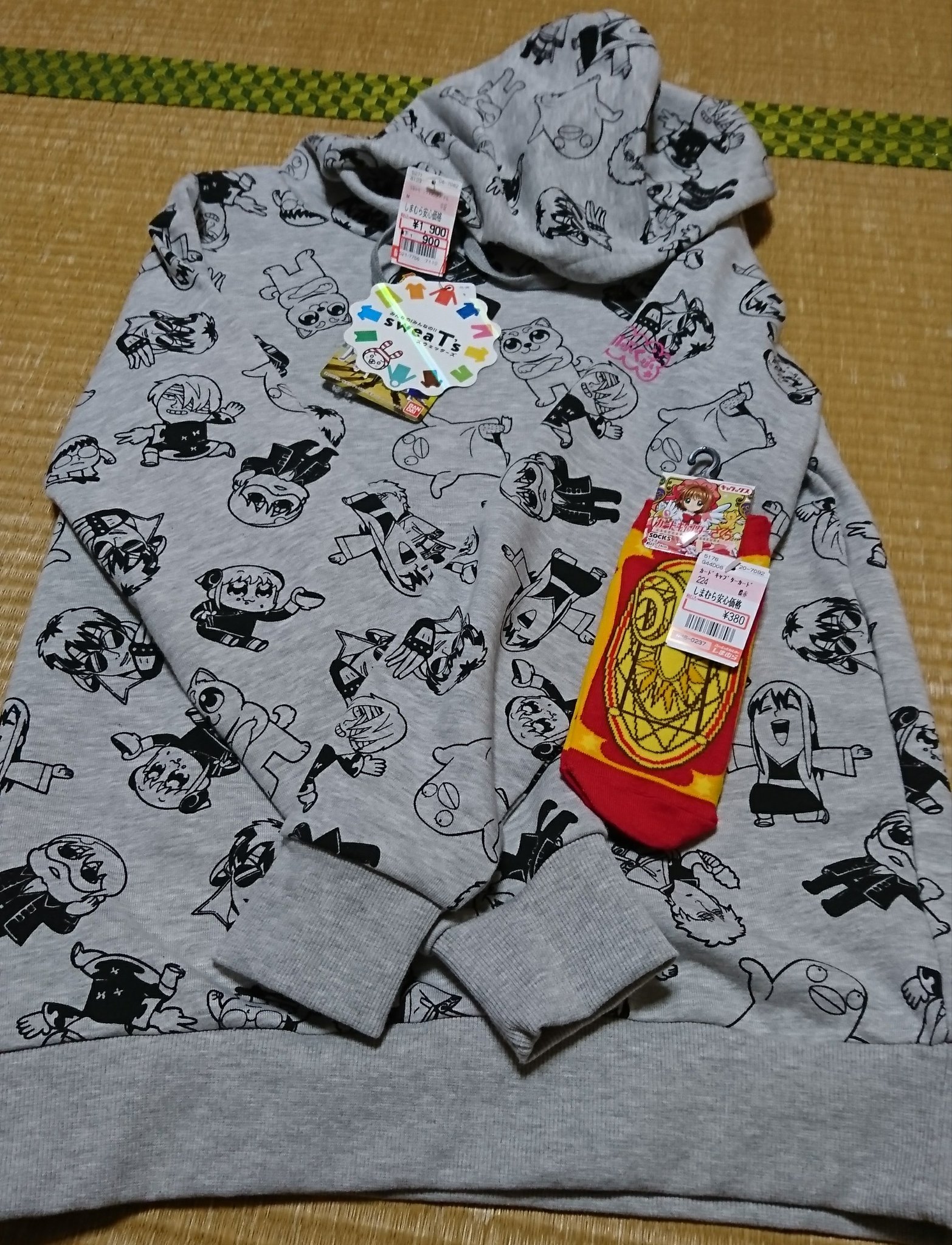 تويتر ゆか على تويتر しまむら行ったら 銀魂パーカーが900円に値下げされてたので 買っちゃいました あと カードキャプターさくらの靴下も見つけて カード柄の靴下を購入 他にもさくらちゃんの顔や制服の柄もありました アニメ好きにはたまらない