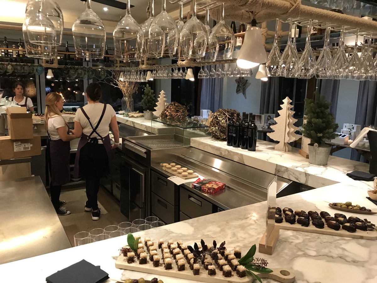<a href="/gemofengland/">Gemma Freeman</a> <a href="/limewoodhotel/">Lime Wood & Herb House</a> looking forward to the special members evening. Christmas in style 💫