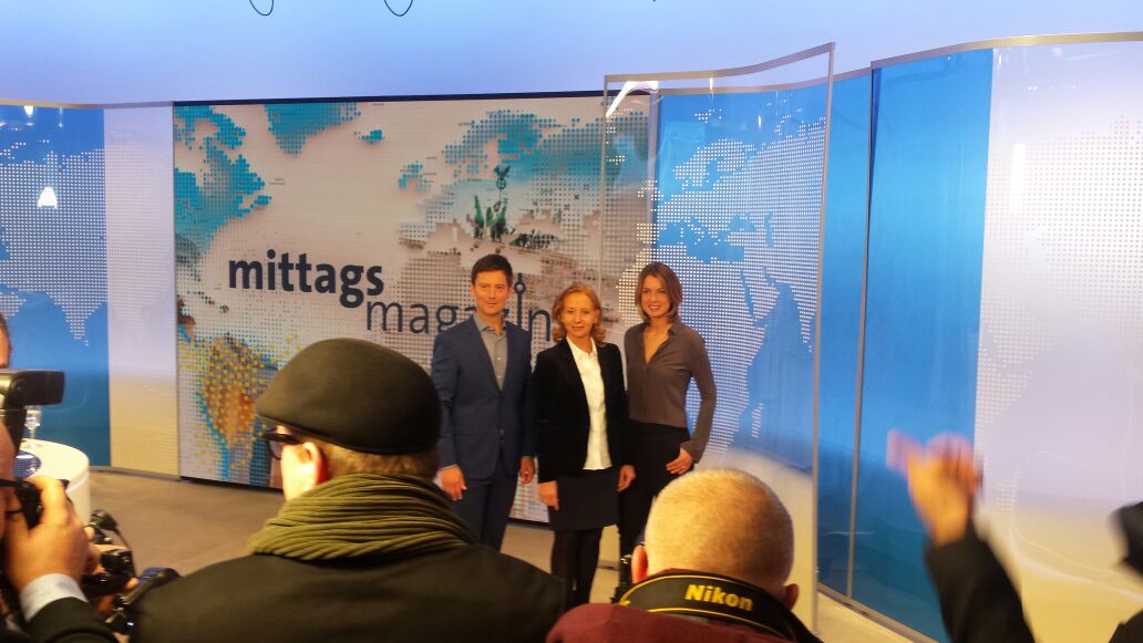 presse_rbb's tweet photo. Hier kommt das Vögelchen! Fotocall mit #JessyWellmer #SaschaHingst und rbb-Intendantin Patricia Schlesinger #ARDMiMa https://t.co/X0KQSOicAD