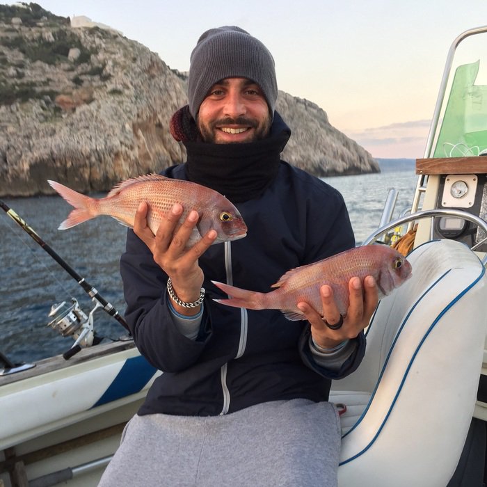 Hola_Boat's tweet photo. In autunno si pesca, quindi se vi va di fare un giro in #Puglia e abbinarci un'uscita di #pescasportiva, Davide vi aspetta a bordo (e il pescato resta a voi!) https://t.co/OHTvpVjc7Z https://t.co/bxXyDnRKVE
