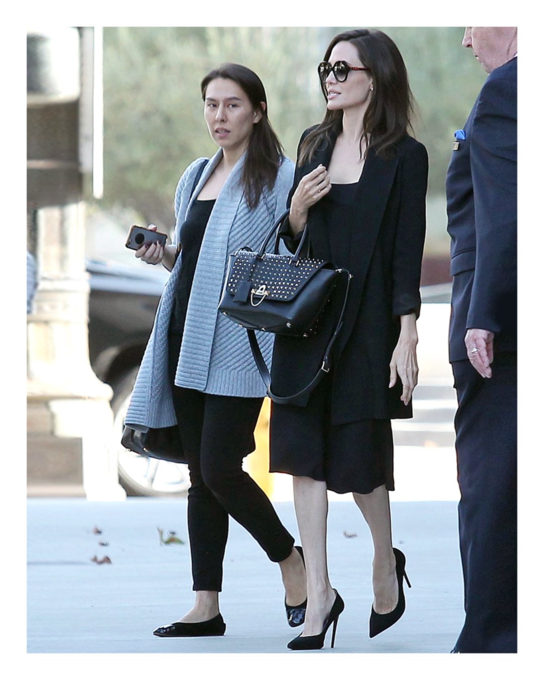 Maisonvalentino Jp アンジェリーナジョリー が ロサンゼルス で アイコニックなスタッズが特徴的な ヴァレンティノガラヴァーニ デミルーン バッグを持っている姿がとらえられました T Co 7167hfntba Twitter