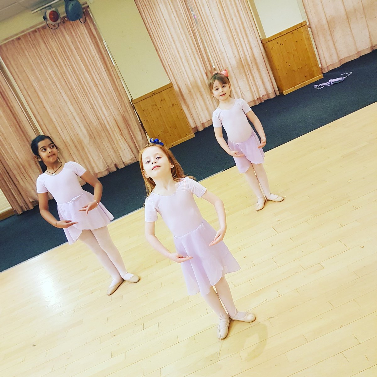 AmyMcIntosh4's tweet photo. Adorably adorable 💜 #littleprimas #ballet #techniqueclass #dance look at the little one beautifully held. https://t.co/D9Dn91MLpK