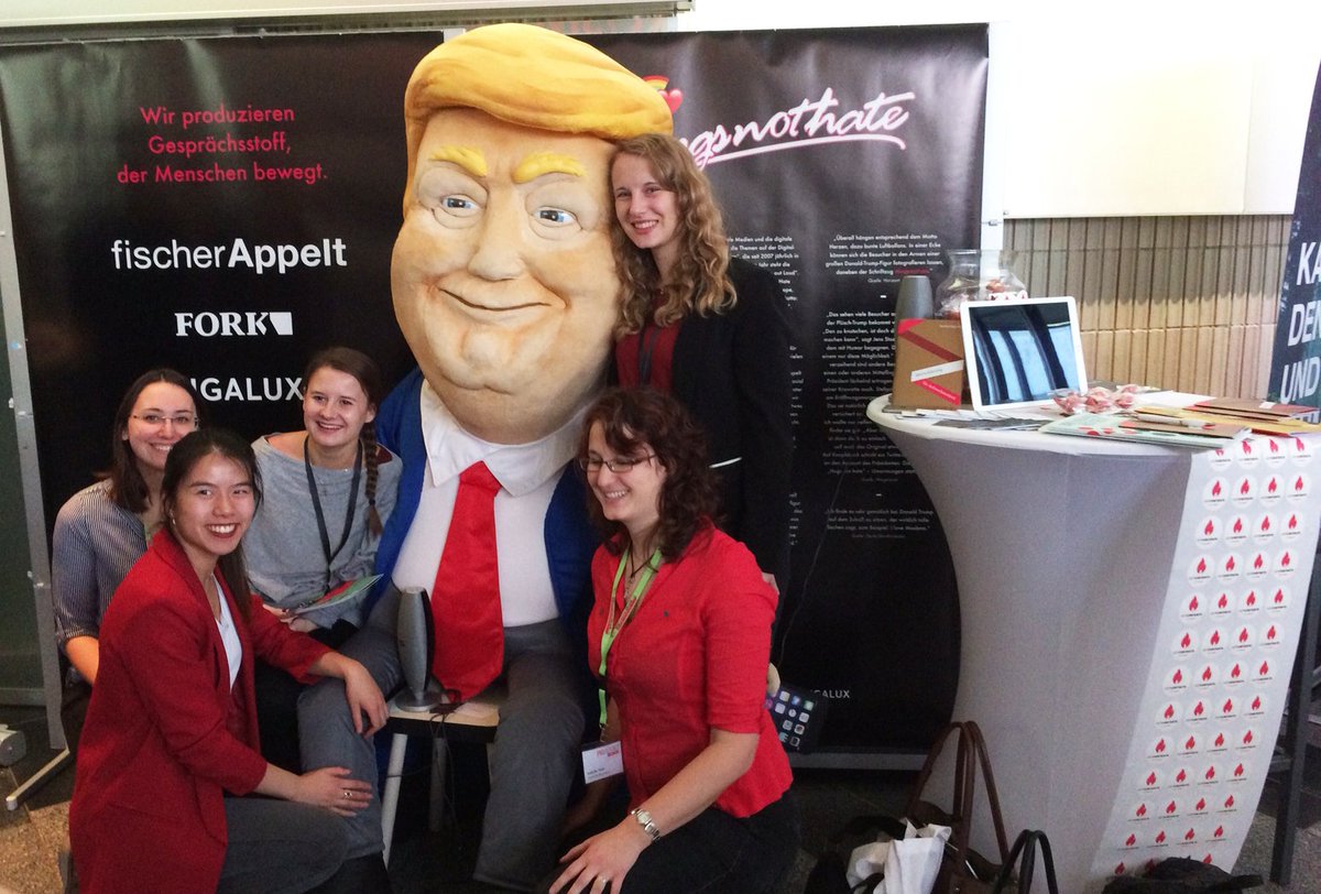 fischerAppelt's tweet photo. Everybody loves our Cuddle-#Trump! 💘 Für ein Foto ist unser handzahmer Präsident immer zu haben, kommt einfach zu unserem Stand beim #prreportcamp. Wir freuen uns auf euch! #hugsnothate #makePRgreatagain @prreport_de https://t.co/v28YsTD4BW