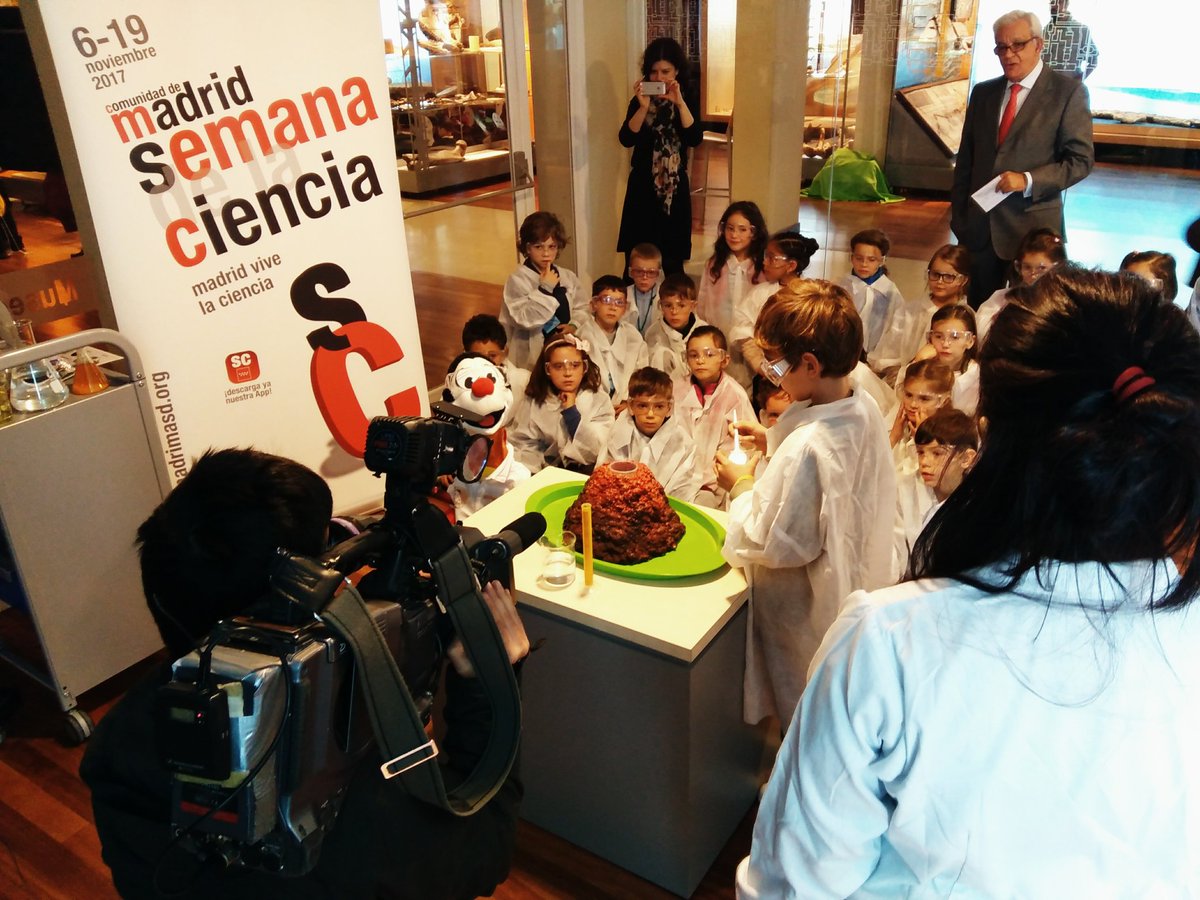 mncn_csic's tweet photo. Los experimentos de nuestros pequeños científicos son tan interesantes que hoy nos visita @telemadrid y el equipo de @madrimasd junto a su director, @jsanchezmartos 👏👏👏 #SemanaCienciaMadrid #semanacienciaCSIC https://t.co/2EvHc3eTQG