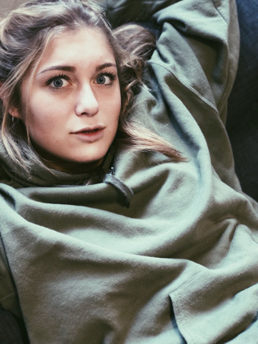 sofia_viscardi's tweet photo. i miei due mood della vita by @ndr_mrl alle prese con iPhone X https://t.co/2WtUAf6PlI