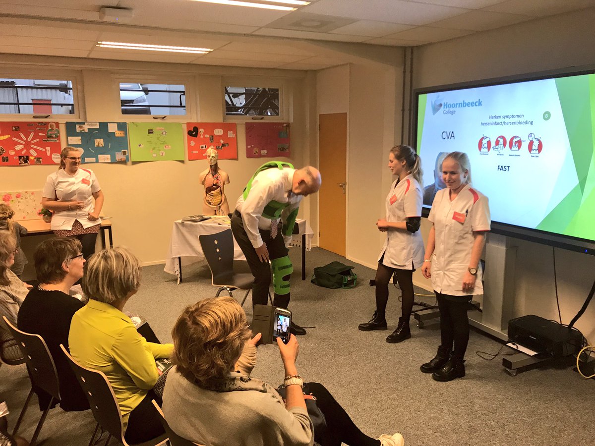 .@Johnrocvt laat zich inpakken door Hoornbeeck studenten. 😉 #ZorggildeReggestreek