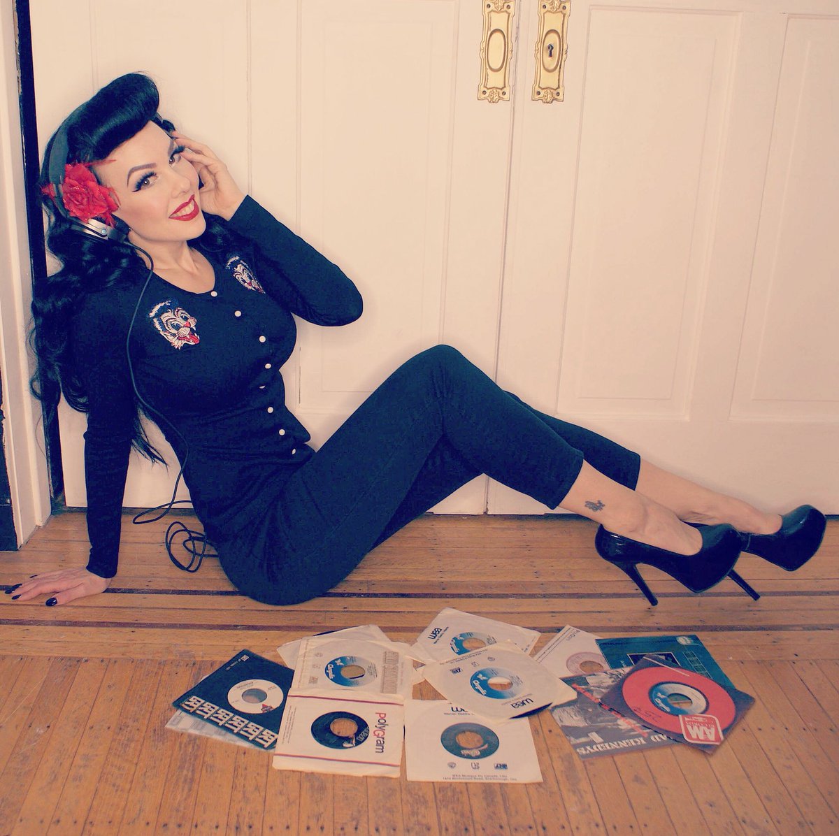 evilyn_13's tweet image. Lovin’ this @thestraycats cardigan from @SourpussBrand ❤️ I saw the cats in concert a few years back and it was such a great show! #pinup #sourpussclothing #straycatstrut #retro