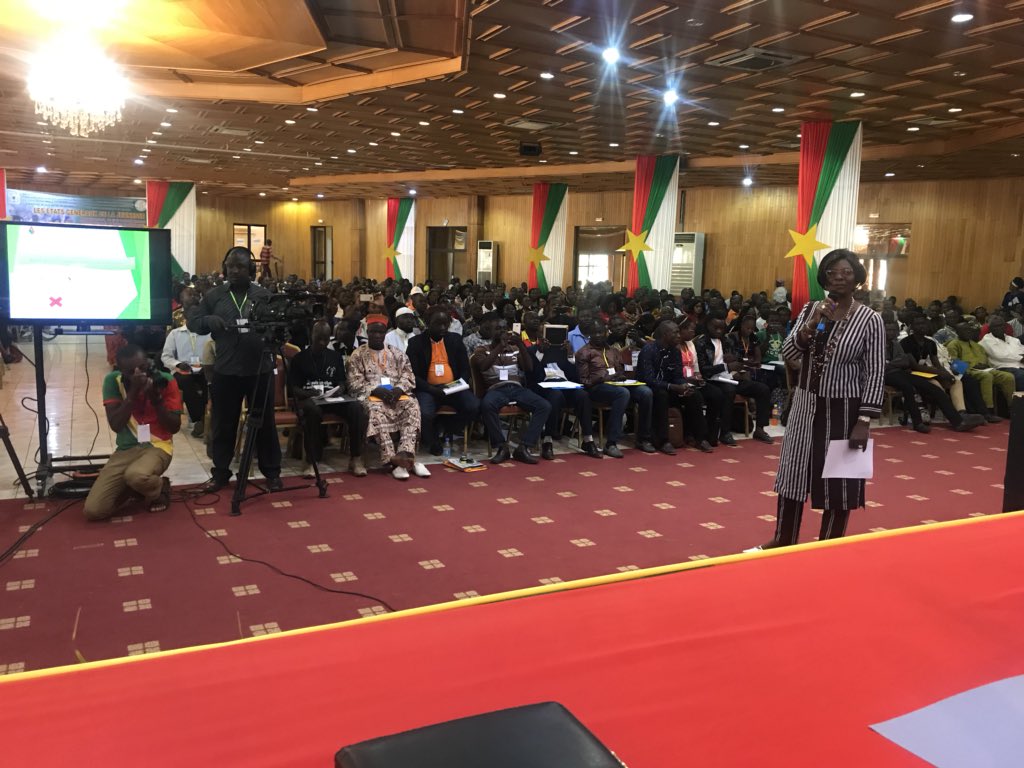 NicolasMedaProf's tweet photo. Les États Généraux de la Jeunesse du Burkina Faso : notre championne nationale contre le mariage des enfants, Mme Sika Kabore, épouse de son SEM le Président du Faso, en mode cours magistral, sensibilise les jeunes sur le danger des mariages précoces. https://t.co/EvwO4TJHPk