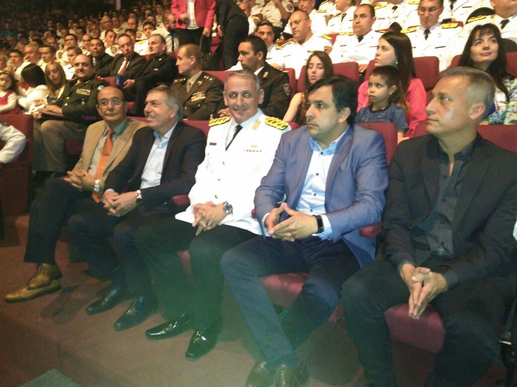 JefGabineteCba's tweet photo. Estamos en la ciudad de Carlos Paz acompañando a @PoliciaCbaOf en el acto central por el #DíaDeLaPolicía. 120 miembros de la fuerza reciben distinciones por su labor destacada en servicio. https://t.co/YfHdeScwu4