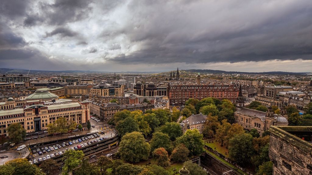 BurnBucketlist's tweet photo. Views for days 😍 #autumndays 🍁 #weekendgetaways 🗺 #BurnTheBucketlist 🔥#Edinburgh 🏰 #Scotland 📷 #sonya7rii https://t.co/IzB8XiArmj