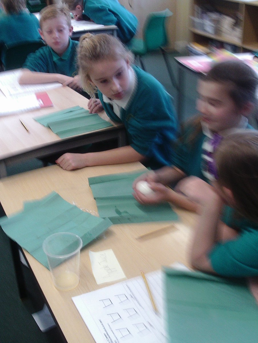 ClaveringTS27's tweet photo. #Y4JB Experiment results! After 24 hours we were shocked to find that some of the eggs were discoloured and cracked. https://t.co/IbuXF8lPVS