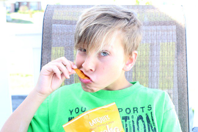 taylorhouseblog's tweet photo. The PERFECT snack to grab and go! Great for sports, hiking, camping, or even in their lunch box! #ad #BetterSnacks https://t.co/bfRD2dC64q https://t.co/ql2bwntpyy