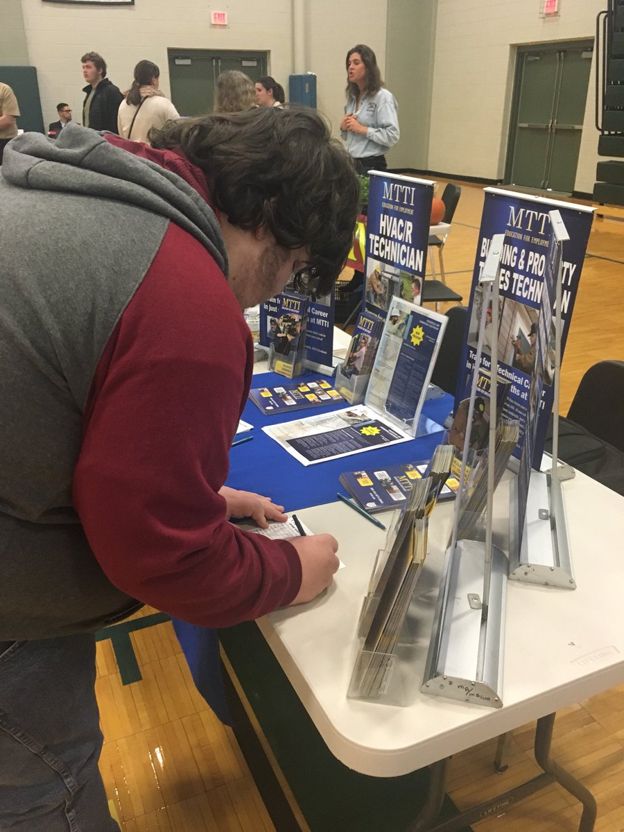 KHarrington28's tweet photo. LOVE seeing our @WWHSWizardPride students interact with the different vendors!! Our wizards rock!! #skillstopaythebills #transitionri #wwpschat https://t.co/1q6q2vCJpu