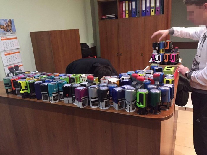 ServiceSsu's tweet photo. За результатами слідчих дій у одеського забудовника співробітники #СБУ виявили та вилучили фінансово-господарську документацію, понад двадцять мільйонів гривень готівкою та більш ніж сто печаток фіктивних підприємств https://t.co/A1xdfRKhgR https://t.co/hDrtTr4CdK