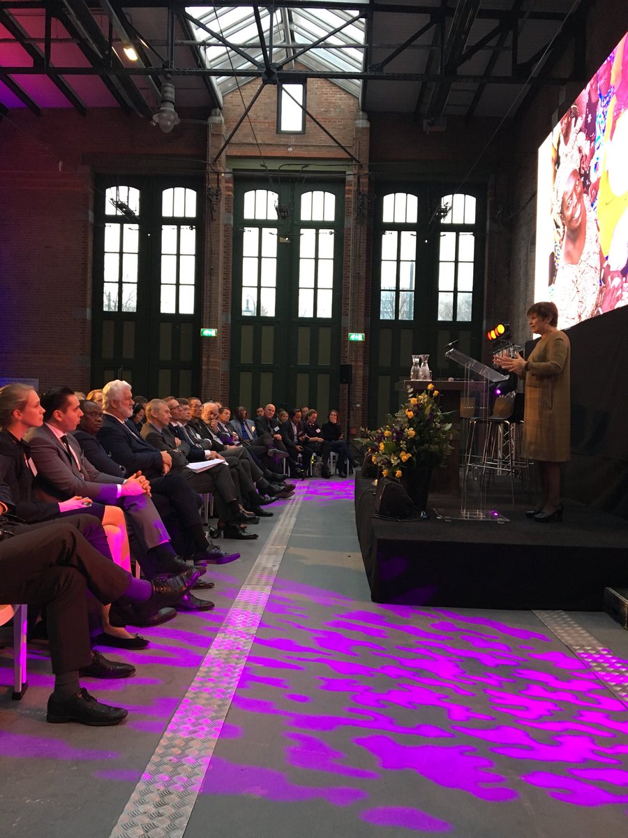 CNV_Internat's tweet photo. #CNVI @ministerPloumen bij jubileumcongres 50 jaar: over sociale dialoog, duurzaamheid en het belang van afsluiten van convenanten https://t.co/DzckLXYjDB