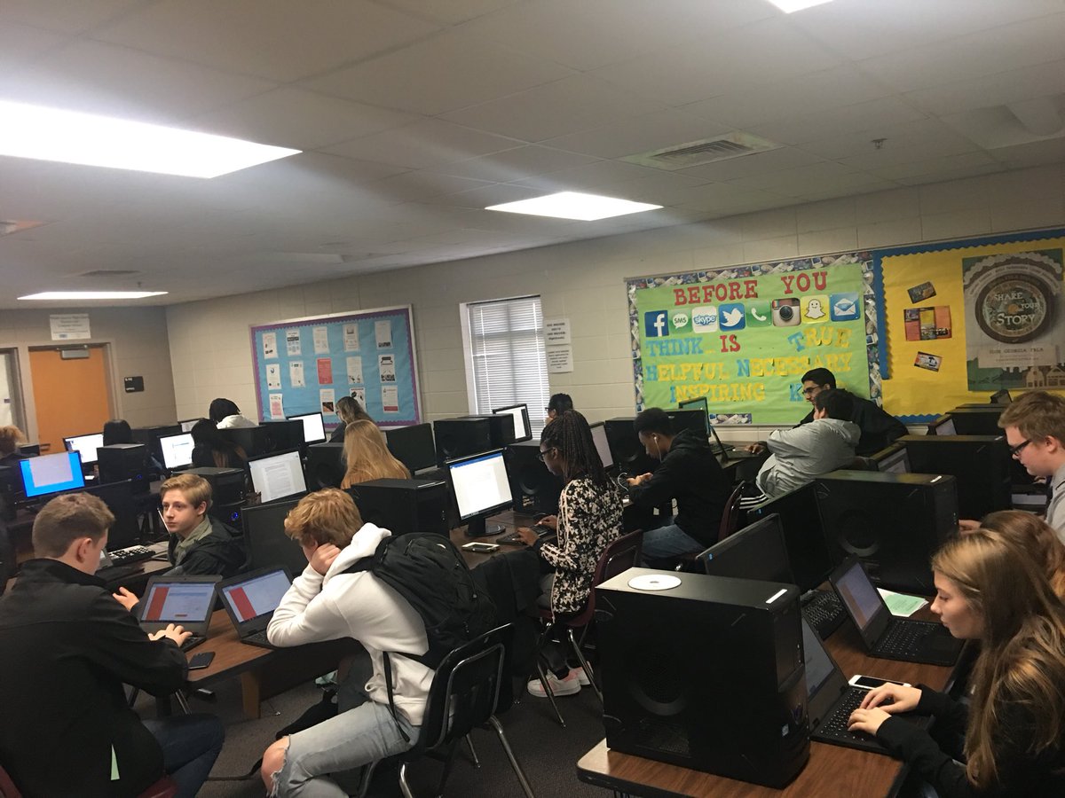 TweetDoggs's tweet photo. Our Apply to College Day is underway! Wish these students luck as they navigate through the college application process!#applytocollegeweek https://t.co/Psm5IR99gx