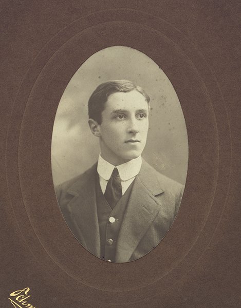 ww1ul's tweet photo. "It was in the paper today about Gordon."
https://t.co/RRNzQ8NMZo https://t.co/ru9IkRIiPl
