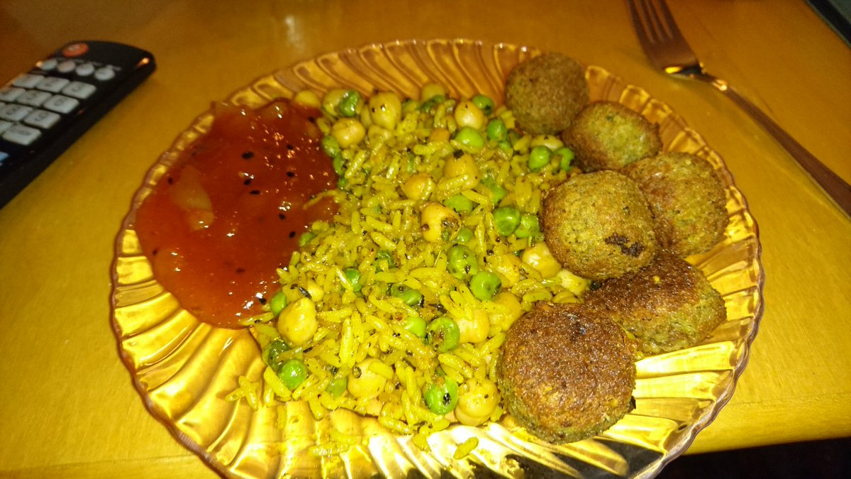ChronoHellFire's tweet photo. The rice has been fried in colza oil, herbs, turmeric, pepper, salt, curry powder, cumin, a lil' bit of paprika powder, chickpeas and peas. ~ π
Served with mango chutney and falafel.
#CookingWithChrono #Food #Foodporn https://t.co/J8DBi8IsLM