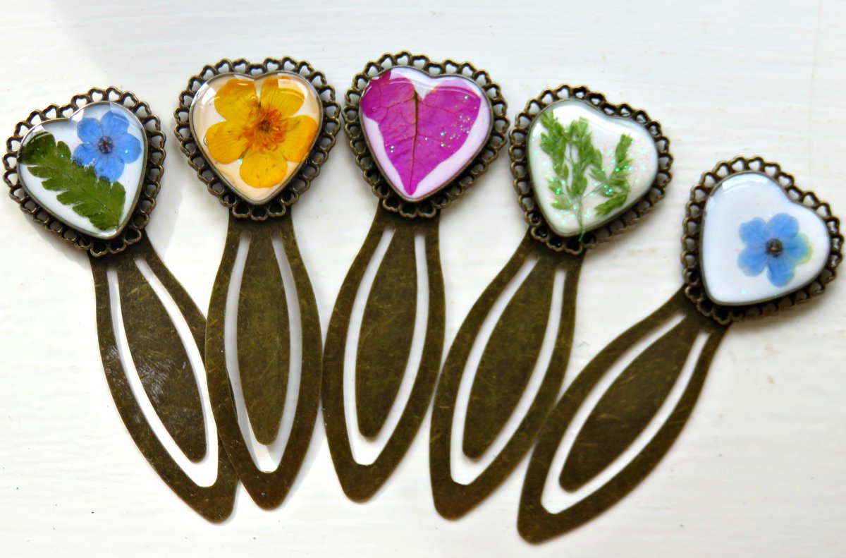 EcoFlowerLady's tweet photo. A rainbow of Real Flower Bookmarks cast in Eco Vegan Resin #Vegancraft #ecoresin #realflowerbookmark #christmasgift #bookworm Only £10 including postage and a story set! https://t.co/6yi7ICTy2c