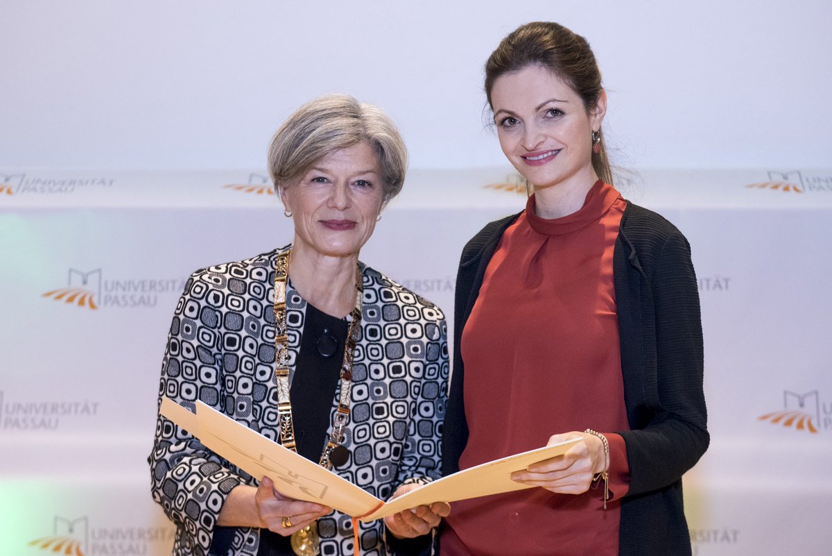 Unsere wissenschaftliche Mitarbeiterin @AnnChriHo wurde mit dem Preis für gute Lehre 2017 der <a href="/UniPassau/">Universität Passau</a> ausgezeichnet. phil.uni-passau.de/kommunikations…