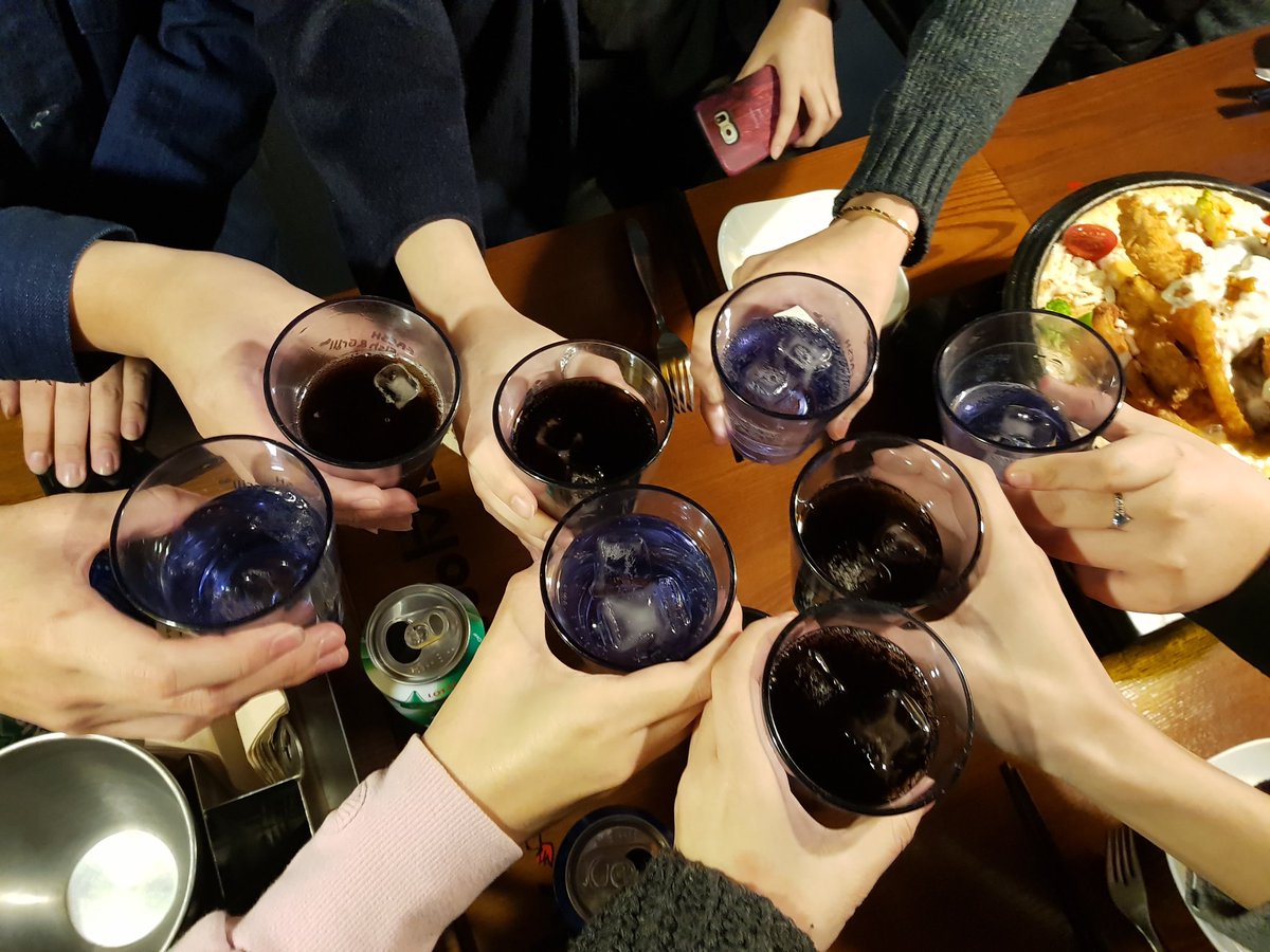 퀴위 제 3회 정기모임 마친 후 뒷풀이중입니다  :-) 🥝