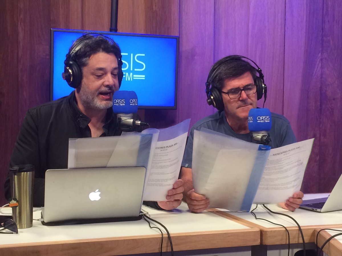 RodriZeta's tweet photo. El manso coro de @OasisFMChile. Con uds  @marcosimu @Cumparini https://t.co/4yk14Oa1qe