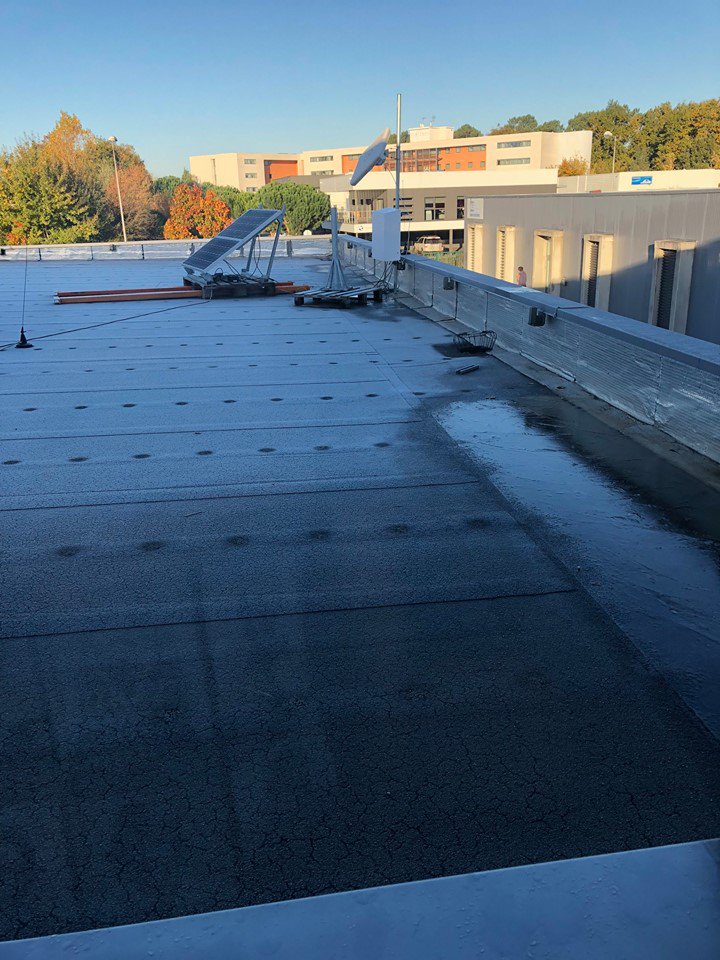WorldCastSys's tweet photo. Even with winter bringing shorter days & colder weather, the #SOLARFM on our roof at WorldCast HQ is still going strong! #fmbroadcast https://t.co/QiGkvlztYl