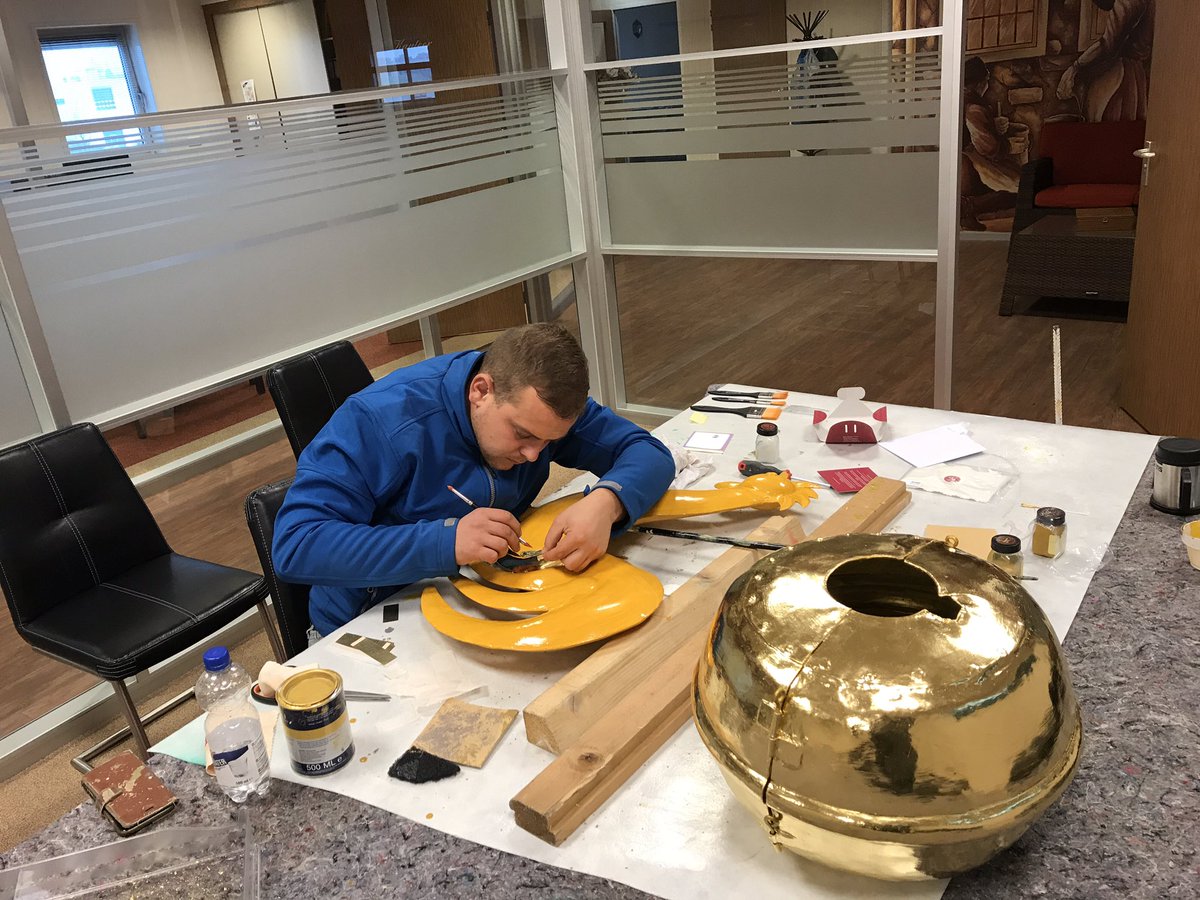 Druk bezig om bol en de haan van kerktoren Abcoude  van bladgoud te voorzien .