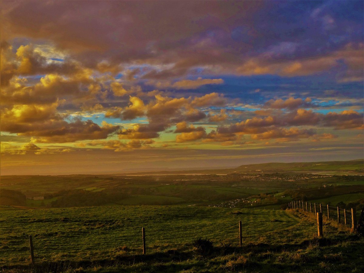 GreatDevonDays's tweet image. Sunset this week @lovenorthdevon - beautiful autumnal skies ! Photo #IanDowling