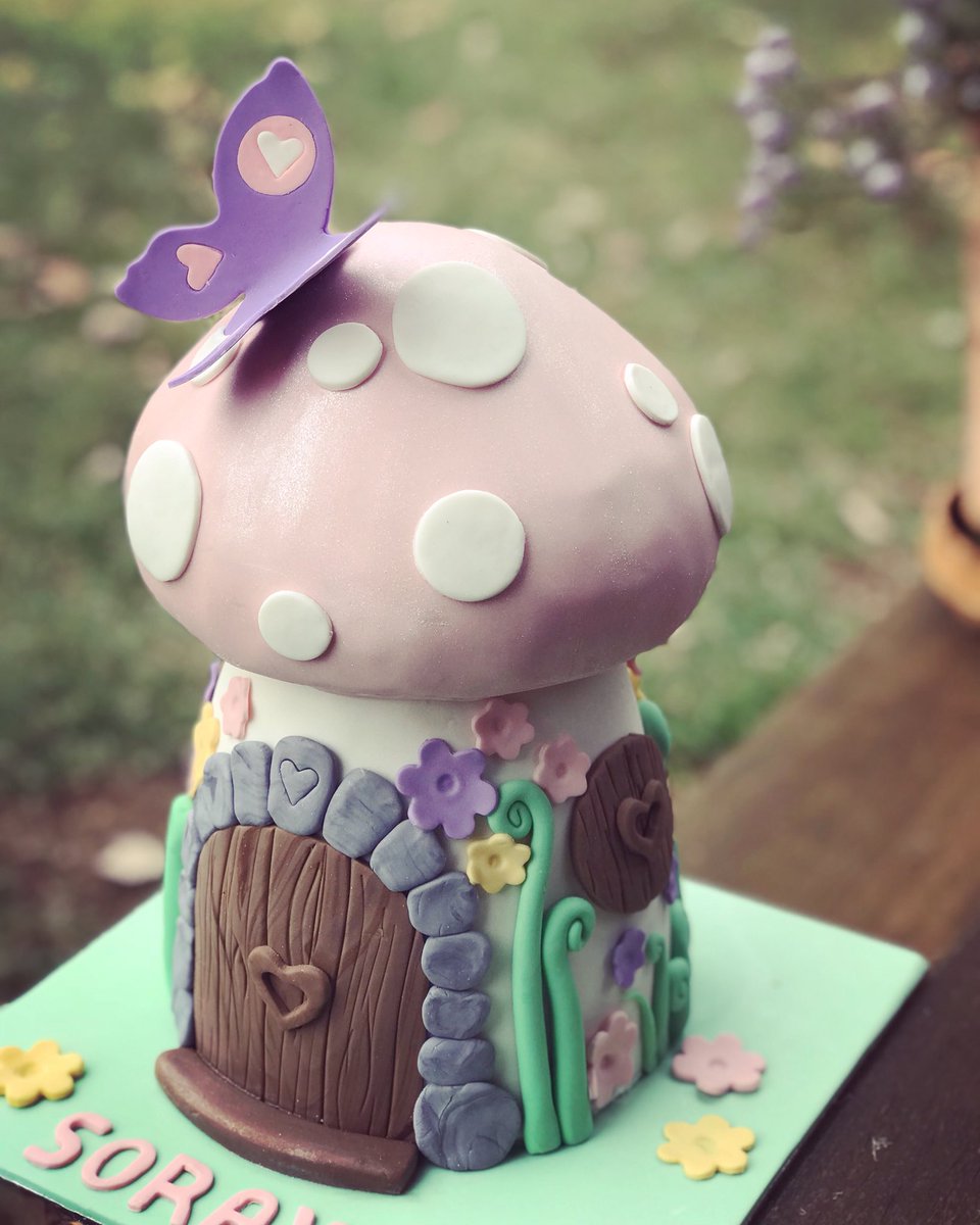 KathyCopeWrites's tweet photo. “Let them eat....oh I can’t cut that!” @qldwriters #8WordStory #cakerlife (meanwhile, in my spare time... I bake) https://t.co/8UAZlNSrFR
