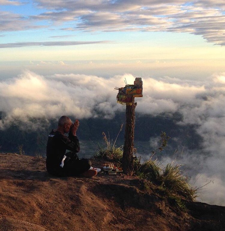 SLVglobal's tweet photo. Elevated mood ๐
This breathtaking picture was taken by #slveteran Emma during her time on the #slvbali Mental Health placement. ๐คซ We are currently recruiting for Summer 2018! ๐ฎ๐ฉ #ontopoftheworld #cloud9 #findyourcenter #throwbackthursday https://t.co/IHCDEjTV1Q