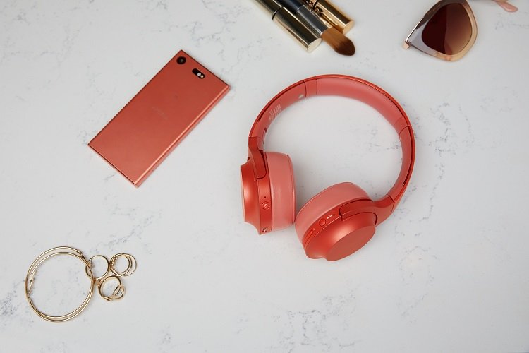 SonyFrance's tweet photo. .@LaboFnac a testé notre casque #hearon 2 WH-H800 et « l'appareil s'en sort avec les honneurs » ! Apprenez-en plus ici : https://t.co/tkJcv1kD9o https://t.co/kfkyvl2gyM