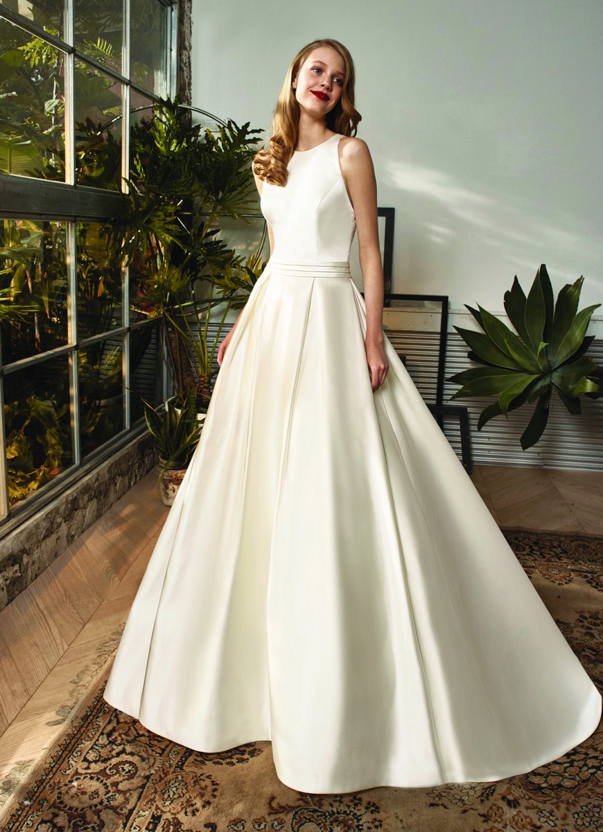 Isabella has landed in store - isnt she amazing ! you can even choose whether to have her in satin or mikado - simply stunning. #brides #bride #wedding #weddingdresses #dressenvy #enzoani #beautiful