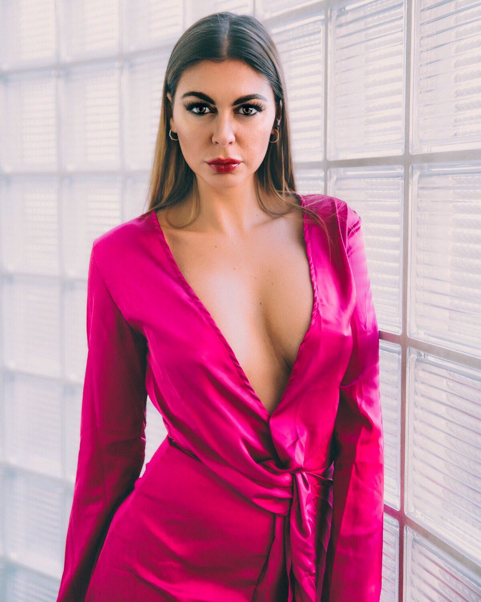 The answer is...a FUCHSIA 🌍🌈💋#16novembre Fuori ☔️...tirate fuori i sorrisi 😁👋🏽 e via con una nuova giornata!!!😎😘