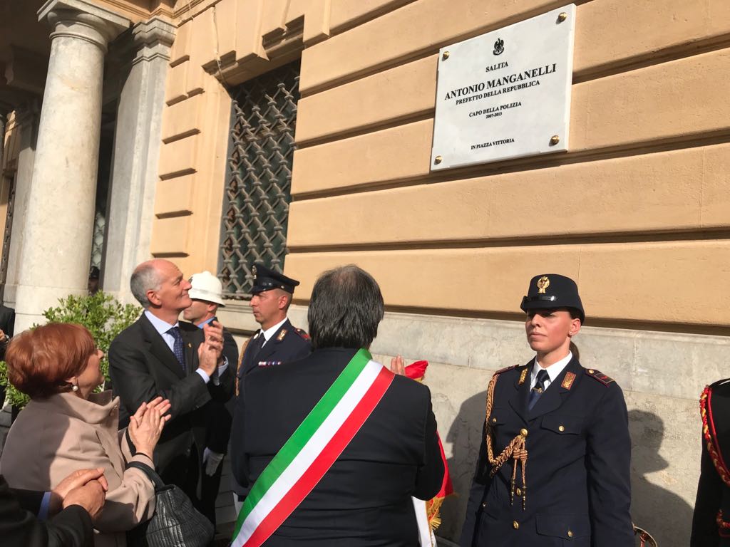 poliziadistato's tweet photo. #CapodellaPolizia a Palermo per intitolazione a Antonio Manganelli di un tratto di strada davanti alla questura "Lui amava questa città...la questura di Palermo legherà per sempre il suo nome a quello di Antonio Manganelli" https://t.co/VYaLvbuSuc https://t.co/3G4x0PTHrC
