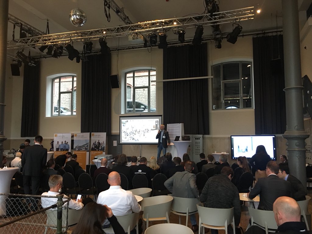 itbusinessday's tweet photo. Nun geht es los, Simon Klingenmaier eröffnet den IT Business Day. #ITBD17 #Würzburg https://t.co/NncaxsNXj5