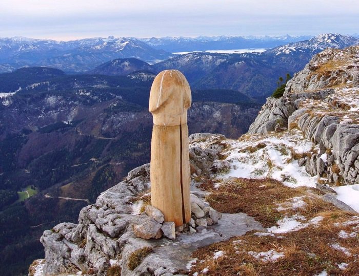 KomeMarge's tweet photo. The mysterious penis that appeared on the Austrian Alps | https://t.co/U3XHck41c4 | #alps #penisstatue #art https://t.co/PDueQUeZZp