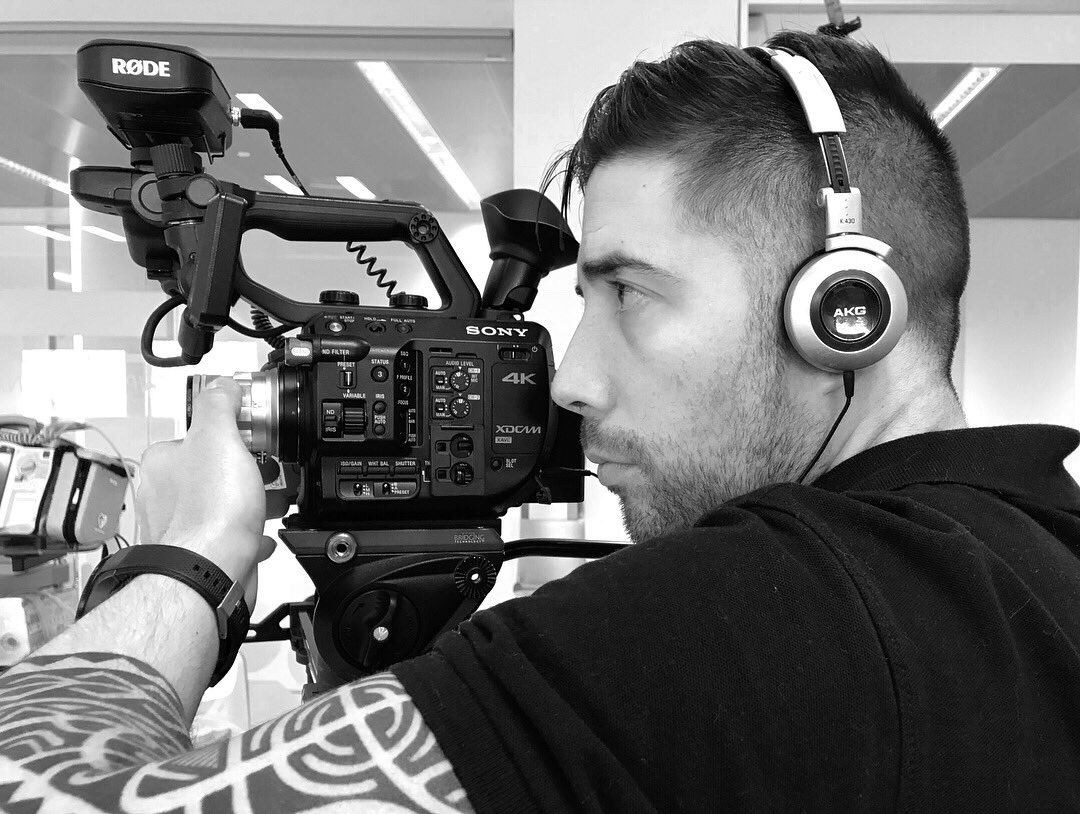 mister_nilson's tweet photo. Mezclando equipo de distintas generaciones. Objetivo Leica Summicron-M 50mm f/2 de los años 50 y cámara Sony FS5 de 2015.
#misternilson #leica https://t.co/oiXYWH2Tji