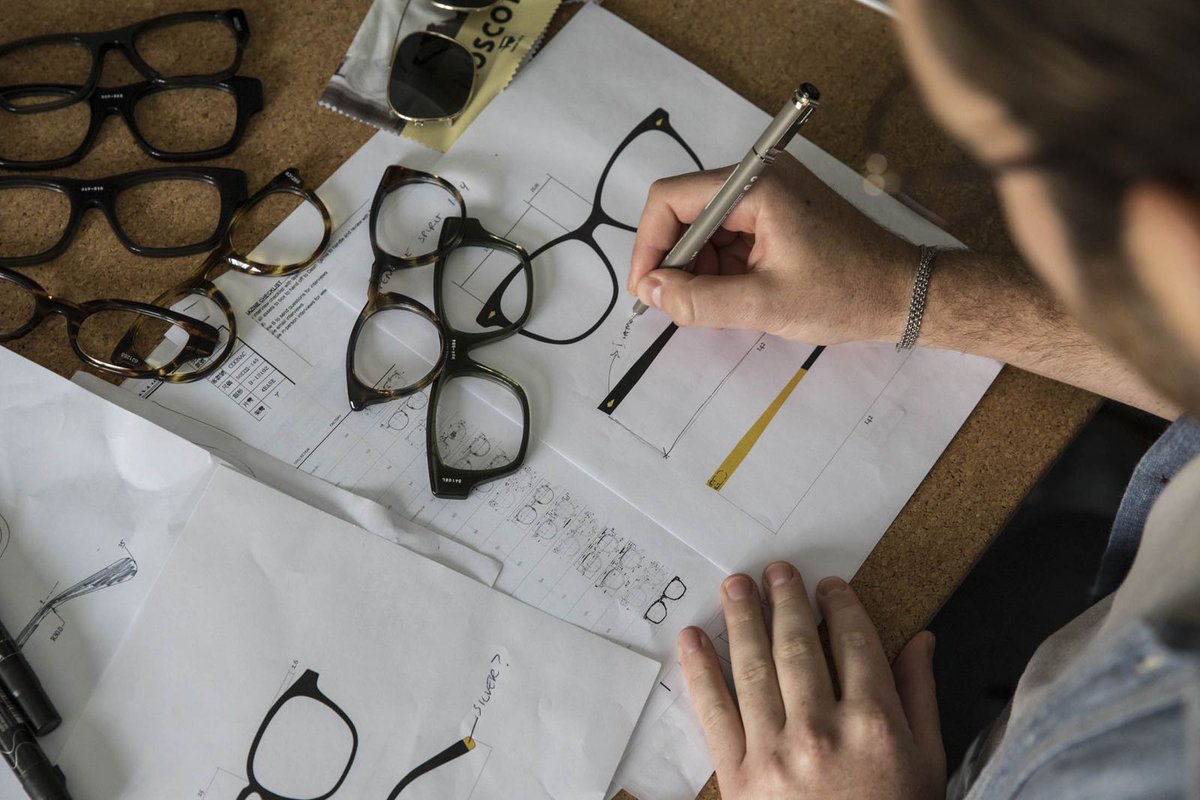 How a millennial is keeping a 100-year-old eyewear brand on trend bloom.bg/2ASpjfd