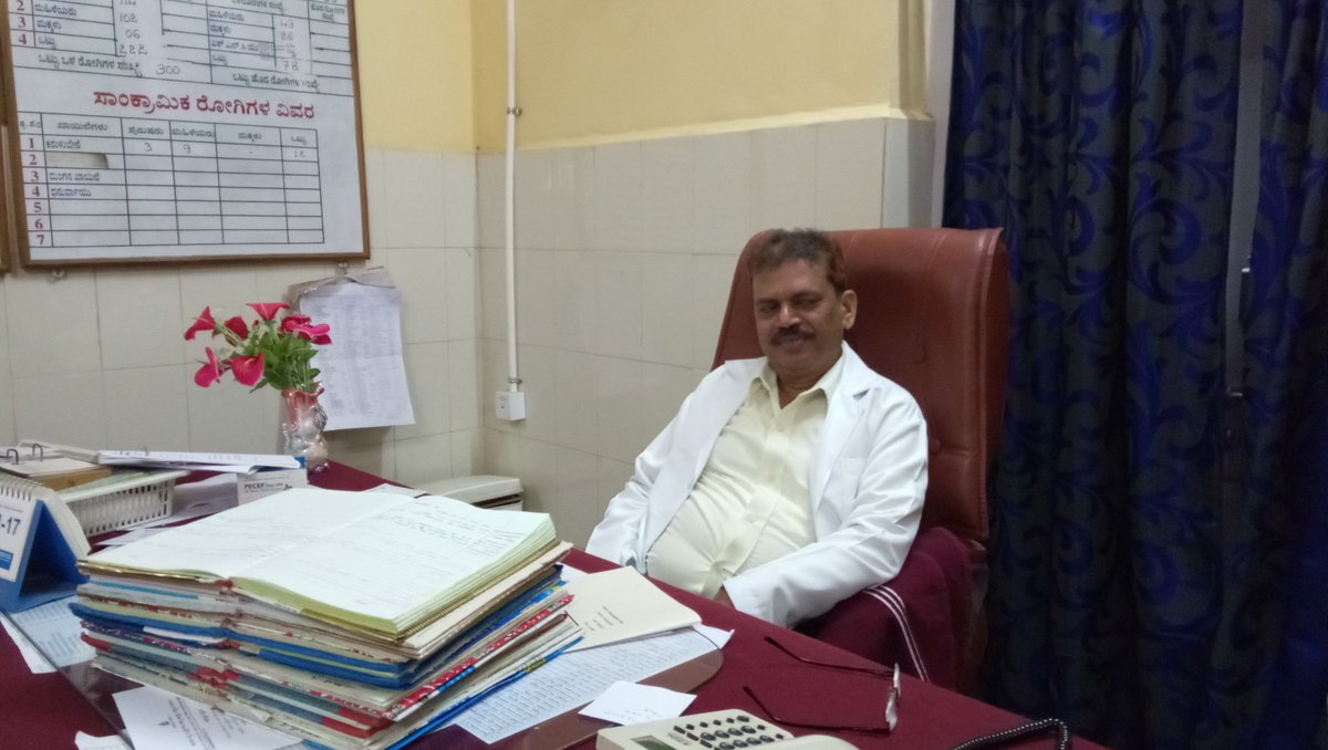 rasoolkhan78's tweet photo. ರಾಜ್ಯದಲ್ಲಿ ವೈದ್ಯರ ಮುಷ್ಕರನಡೆಯುವ ಮಧ್ಯದಲ್ಲಿ ಇಂತಹ ಒಬ್ಬ ವೈದ್ಯರು ಇರುವುದುಆಶ್ಚರ್ಯಕರ. ಚಿಕ್ಕಮಗಳೂರುಜಿಲ್ಲಾ ಆಸ್ಪತ್ರೆಯ ಸರ್ಜನ್ ರಾದ ದೊಡ್ಡಮಲ್ಲಪ್ಪ ಅವರು ಸಂತೊಲೆಯನ್ನುಹೊರಡಿಸಿಎಲ್ಲ ವೈದ್ಯರು ಕರ್ತವ್ಯಕ್ಕೆ ಹಾಜರಾಗಿಸಾರ್ವಜನಿಕರಿಗೆ ತೊಂದರೆ ಆಗದಂತೆ ನೋಡಿಕೊಳ್ಳಬ��ಕಾಗಿ ವಿನಂತಿಸಿ ತಮ್ಮ ವೃತ್ತಿಗೆ ಗೌರವವನ್ನು ತಂದುಕೊಟ್ಟಿದ್ದಾರೆ... https://t.co/So04s3oGb5