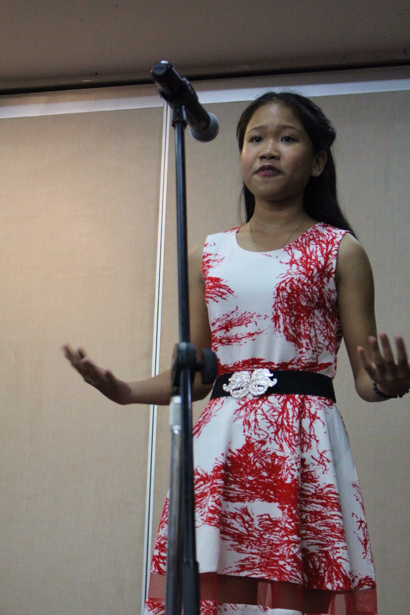 DSWDfo7's tweet photo. Rhenalyn Joy Perez performs her oration piece tonight during the Talent Showcase of the 2017 Search for Exemplary Pantawid Pamilya Children. In her oration piece, she advocates time consciousness and honesty. @dswdserves @pantawidpamilya #NCC2017 #MangarapKaBatangPilipino https://t.co/GR88cDcQAd