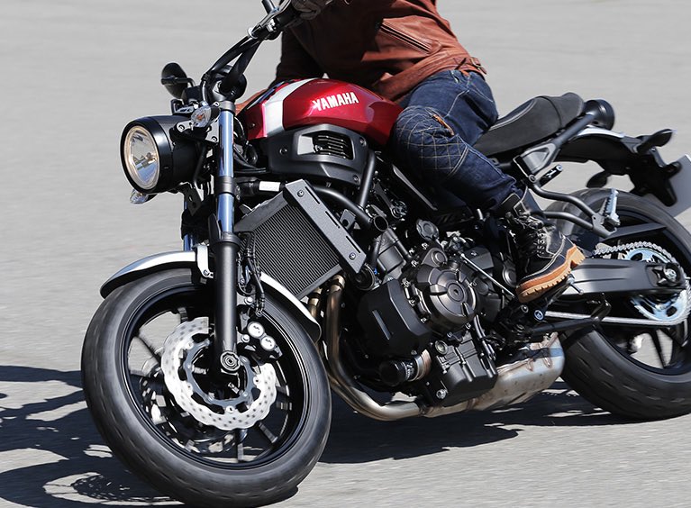 2018年式XSR900 外装一式ビビッドレッドカクテル1