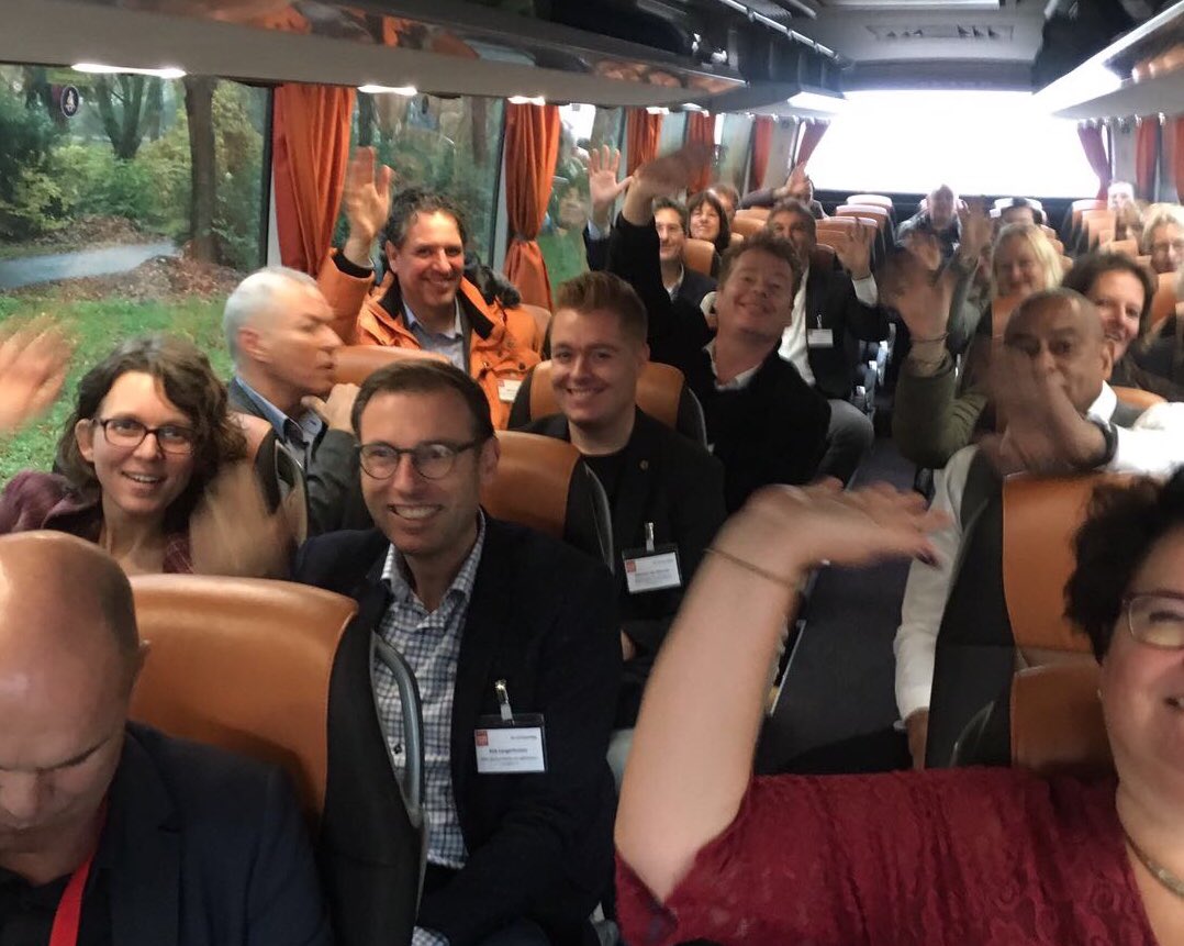 Er wordt veel genetwerkt in de bussen tijdens de #rodeloperdag