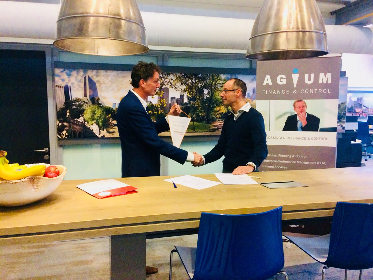 JannaBuitenrust's tweet photo. Nieuwe supporter @Agium tekent support-overeenkomst met @Sport_Zaken: op naar een vitale toekomst! 📈 #bedrijfssport #supporter https://t.co/yfHHLUJH2n