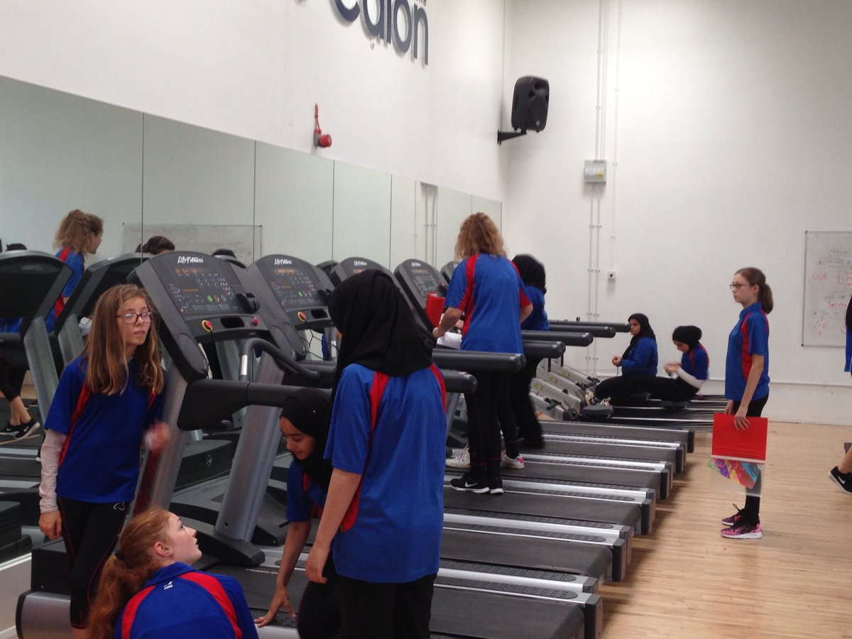 OlchfaWellness's tweet photo. Yr8 Understanding Health testing the effectiveness of sports drinks #ithrive #UnderstandingHealth #OlchfaWellbeing #Wellbeing @Olchfaschool https://t.co/TK8iLftab1