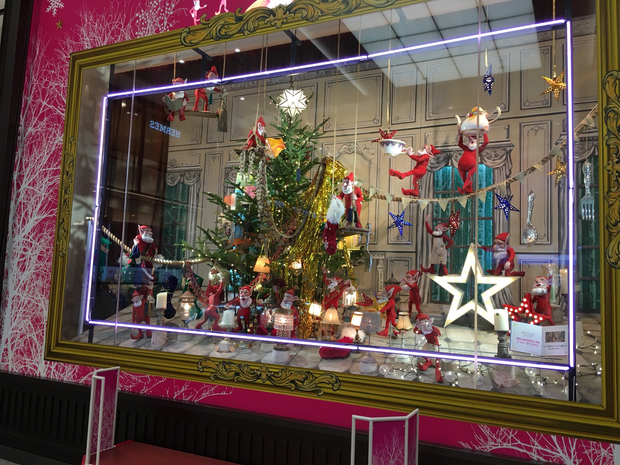 Makers 阪急百貨店のショーウィンドウがクリスマス仕様になっています 可愛いのは勿論 このウィンドウの前で立ち止まって写真撮る人とかマフラーに顔を埋めながら待ち合わせする人とか見てると冬を感じる 素敵だね 冬 たなべ 梅田 ショー