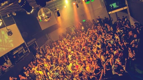 infobae's tweet photo. "'La están violando, reaccioná, ¡la están violando!'", escalofriante relato de una joven que presenció un abuso en una fiesta de egresados https://t.co/UTjoV4cHjR Por Mauricio Luna https://t.co/7htcc5yiLi