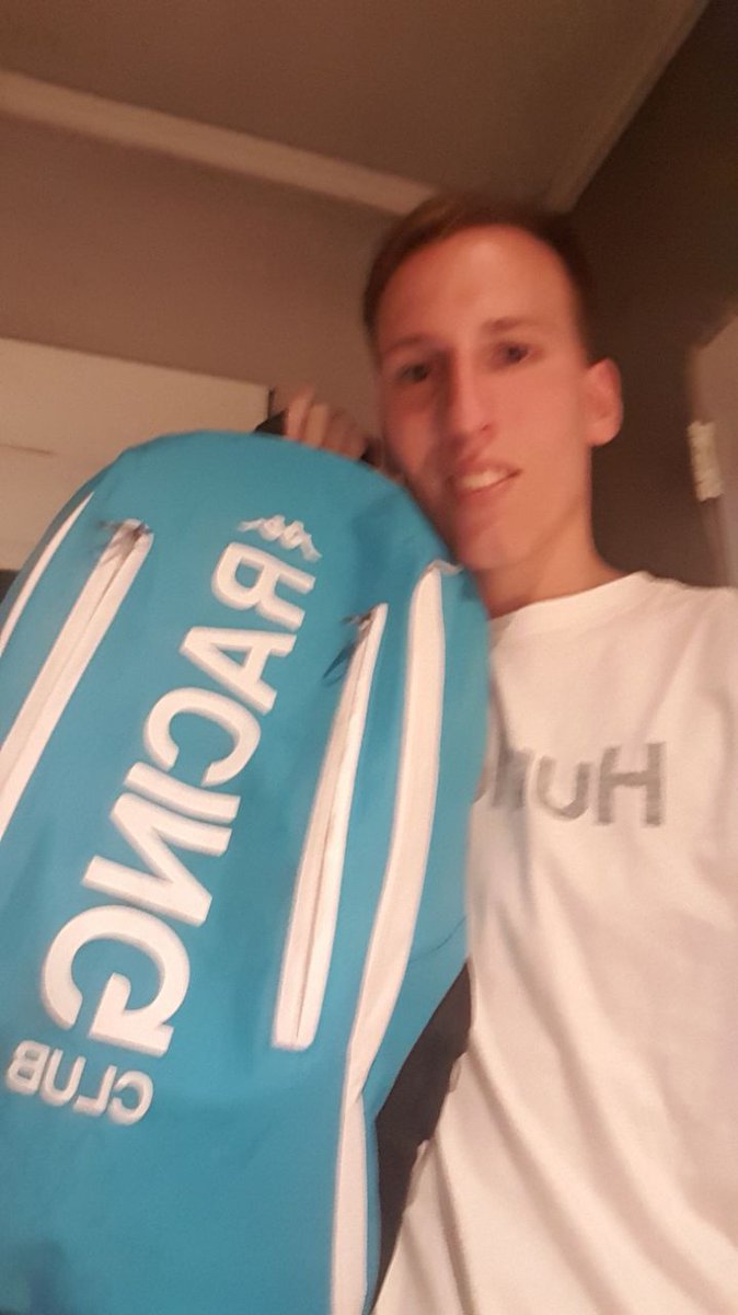 ManuQuemeero's tweet photo. acompañenme a ver esta triste historia. yo también me saco una foto con un colorado de racing https://t.co/PhWKGqXE24