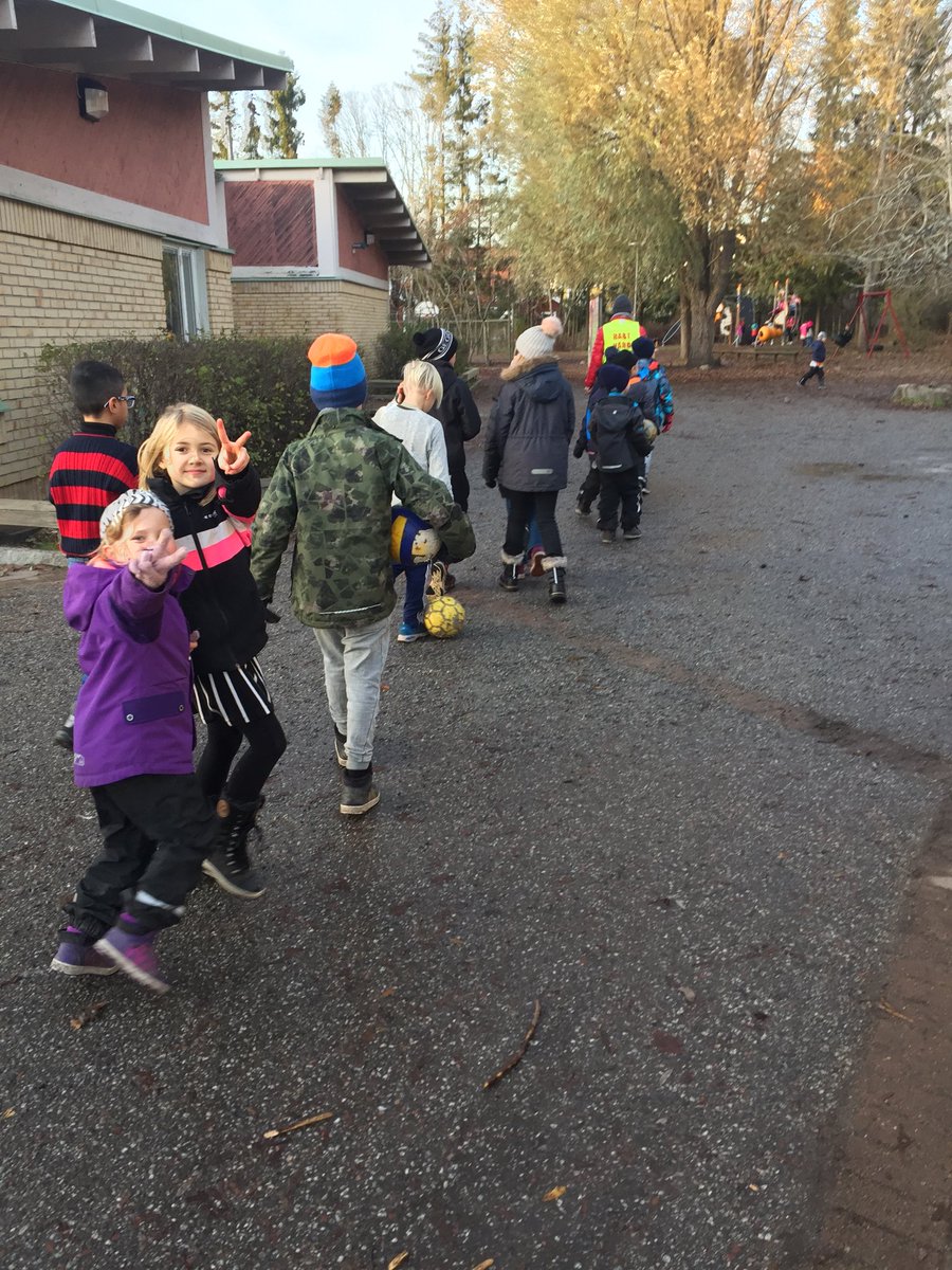 Vi fortsätter vår rörelsevecka, fsk och år två iväg på rolig vänskapsmatch!